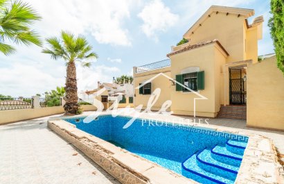 Купить отдельное шале с бассейном и садом около гольфа в  Вильямартин. ID ST-6345