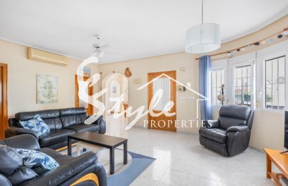 На продажу дом с 5 спальнями в Сан Фульгенсио, Аликанте, Коста Бланка, Испания.ID2671