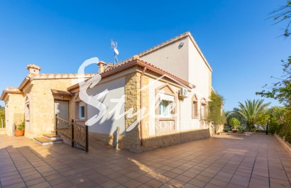 ​Продаётся вилла с 5 спальнями и огромным гаражом в Лос-Альтос, Ориуэла-Коста., Коста Бланка, Испания. ID2689