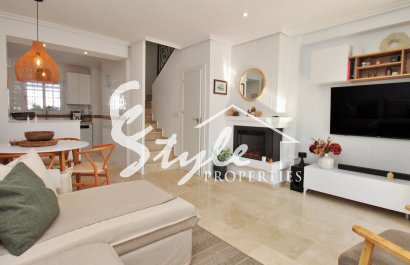 Продается дом в закрытом комплексе с видом на море в Вилламартин, Ориуэла Коста ,Аликанте, Коста Бланка, Испания. ID2541