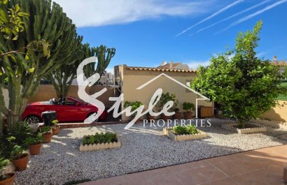 Se vende casa de 3 dormitorios y 2 baños con parcela en Aguas Nuevas, Torrevieja, Costa Blanca. ID1213