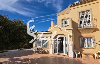 Se vende casa de 3 dormitorios y 2 baños con parcela en Aguas Nuevas, Torrevieja, Costa Blanca. ID1213