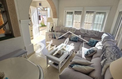 Se vende casa de 3 dormitorios y 2 baños con parcela en Aguas Nuevas, Torrevieja, Costa Blanca. ID1213