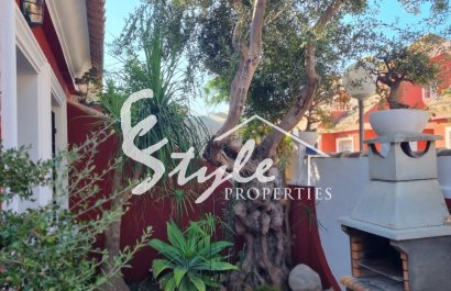 Se vende chalet de 3 habitaciones en Las Filipinas, Villamartín, Orihuela Costa, Costa Blanca. ID 2551