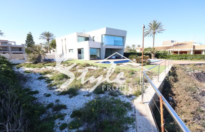 For sale frontline house with pool in Cabo Roig, Costa Blanca, Spain. ID1281