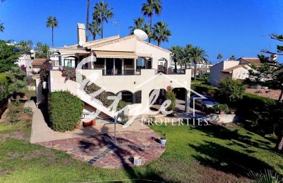 Se vende villa en Villamartin, Orihuela Costa. ID 2796