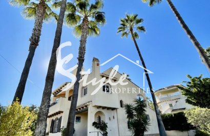 Se vende villa en Villamartin, Orihuela Costa. ID 2796