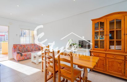 Se vende cómoda casa adosada en urbanización cerrada con piscina en Punta Prima, Los Altos, Costa Blanca. ID2552