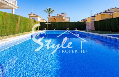 Se vende cómoda casa adosada en urbanización cerrada con piscina en Punta Prima, Los Altos, Costa Blanca. ID2552