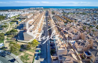 Se vende cómoda casa adosada en urbanización cerrada con piscina en Punta Prima, Los Altos, Costa Blanca. ID2552