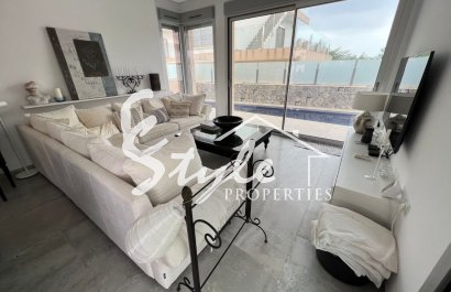 Resale - Villa - Mil Palmeras