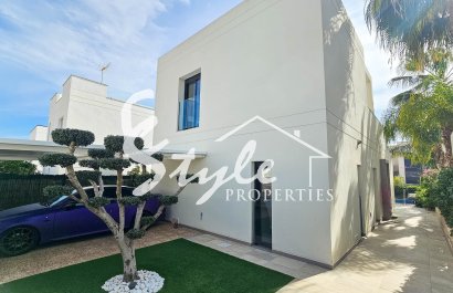 Se vende elegante y confortable villa con piscina privada en una zona tranquila de Ciudad Quesada, Costa Blanca, España. ID2328
