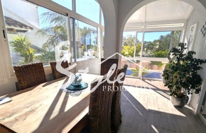 Villa de 4 dormitorios con vistas al mar en venta en La Zenia, Costa Blanca, España. ID2329