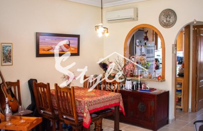 For sale: 2-bedroom townhouse in a gated community in Villamartin, Costa Blanca, Spain. ID2347