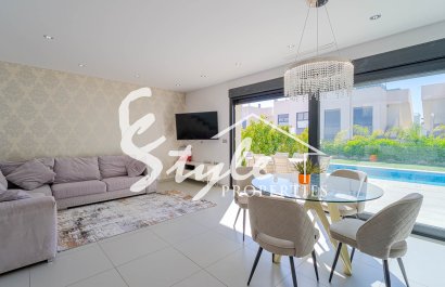 Se vende elegante y confortable villa con piscina privada en una zona tranquila de Ciudad Quesada, Costa Blanca, España. ID2328