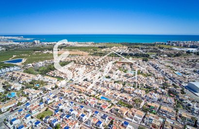 For sale beautiful bungalow with solarium in a gated community with pool in Los Altos, Torrevieja, Costa Blanca. ID2425