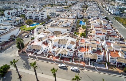Chalet en venta en La Ciñuelica, Punta Prima – A poca distancia de la playa con vistas al mar..Costa Blanca, Spain. ID2737