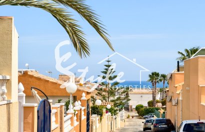 Chalet Pareada de 2 Dormitorios en Venta en Punta Prima – Gran Solárium y Excelente Ubicación. ID2361