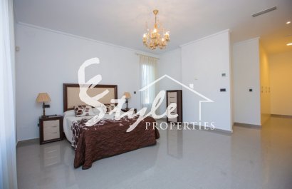 Resale - Villa - Cabo Roig