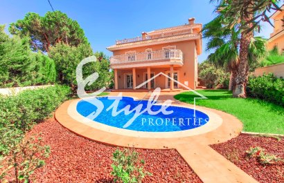 Villa en venta cerca al mar con piscina, Cabo Roig, Orihuela Costa, Alicante, Costa Blanca