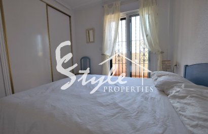 Продажа смежного дома с 3 спальнями рядом с полем для гольфа в Лас Филипинас, Вилламартин