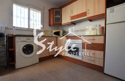 Продажа смежного дома с 3 спальнями рядом с полем для гольфа в Лас Филипинас, Вилламартин