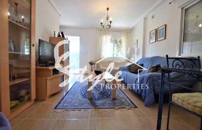 Продажа смежного дома с 3 спальнями рядом с полем для гольфа в Лас Филипинас, Вилламартин