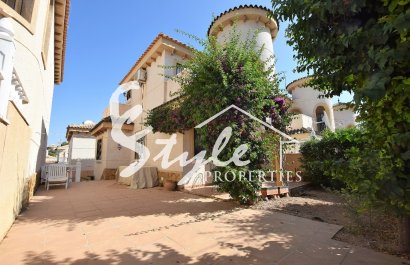 Продажа смежного дома с 3 спальнями рядом с полем для гольфа в Лас Филипинас, Вилламартин