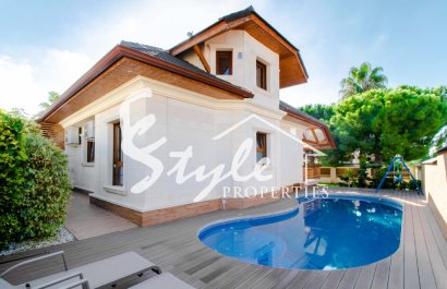 Продается роскошная вилла с бассейном и частной территорией в Сьюдад Кесада (Ciudad Quesada), Коста Бланка