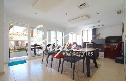 Продаем виллу с бассейном на берегу моря в Миль Пальмерас, Пилар-де-ла-Орадада, с прекрасным видом