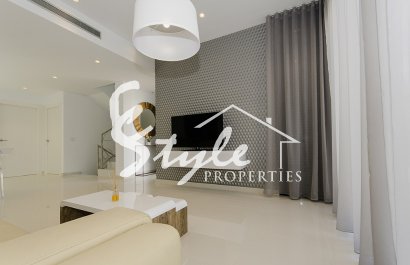 Новое строительство в Деэса де Кампоамор. Комплекс независимых вилл с частным бассейном недалеко от моря в Ориуэла Коста.