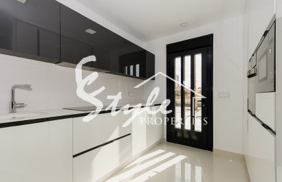 Новое строительство в Деэса де Кампоамор. Комплекс независимых вилл с частным бассейном недалеко от моря в Ориуэла Коста.