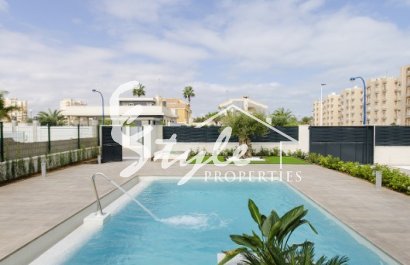 Новое строительство в Деэса де Кампоамор. Комплекс независимых вилл с частным бассейном недалеко от моря в Ориуэла Коста.