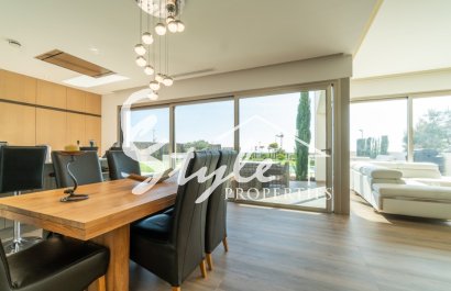 Роскошная вилла в продаже с садом и бассейном рядом с полем для гольфа в Colinas Golf & Country Club de Campoamor