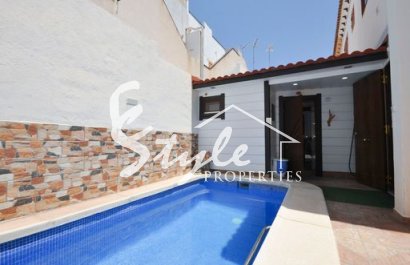 Купить таунхауз с бассейном недалеко от моря и пляжа в Торревьехе на Коста Бланке. ID 4509