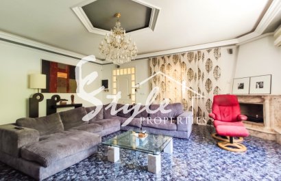 Купить большую роскошную виллу в Сьюдад-Кесада на Коста Бланке. ID 4513