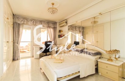 Купить большую роскошную виллу в Сьюдад-Кесада на Коста Бланке. ID 4513