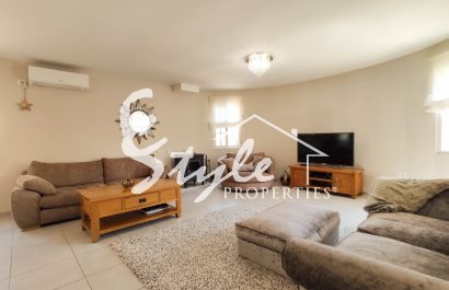 Купить виллу с бассейном в Плайя Фламенка, недалеко от моря и пляжей Ориуэла Коста. ID: 4564