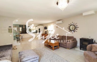 Купить виллу с бассейном в Плайя Фламенка, недалеко от моря и пляжей Ориуэла Коста. ID: 4564