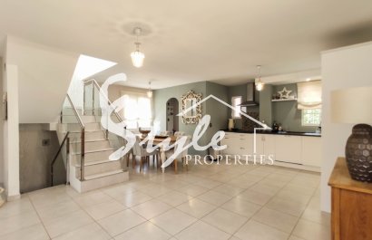 Купить виллу с бассейном в Плайя Фламенка, недалеко от моря и пляжей Ориуэла Коста. ID: 4564