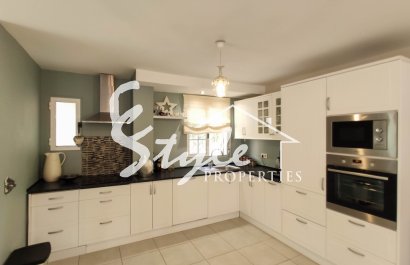 Купить виллу с бассейном в Плайя Фламенка, недалеко от моря и пляжей Ориуэла Коста. ID: 4564