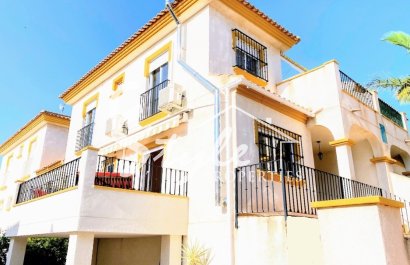 Купить красивый таунхаус в жилом комплексе Лос-Альтос - Торревьеха. ID 4621