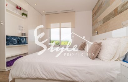 Купить стильный пентхауз рядом с полем для гольфа в загородном клубе Лас-Колинас в  Вилламартин, Ориуэла Коста. id 4705