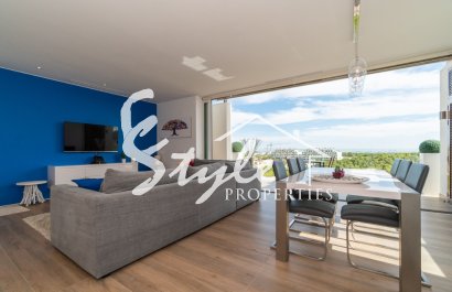 Купить стильный пентхауз рядом с полем для гольфа в загородном клубе Лас-Колинас в  Вилламартин, Ориуэла Коста. id 4705