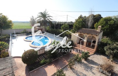 Купить виллу с бассейном и садом около гольфа в  Катраль на побережье Коста Бланка. ID 4521