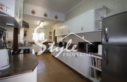 Купить виллу с бассейном и садом около гольфа в  Катраль на побережье Коста Бланка. ID 4521