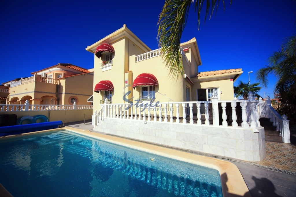 Se vende villa en La Zenia con piscina privada, La Zenia, Costa Blanca, España. ID650