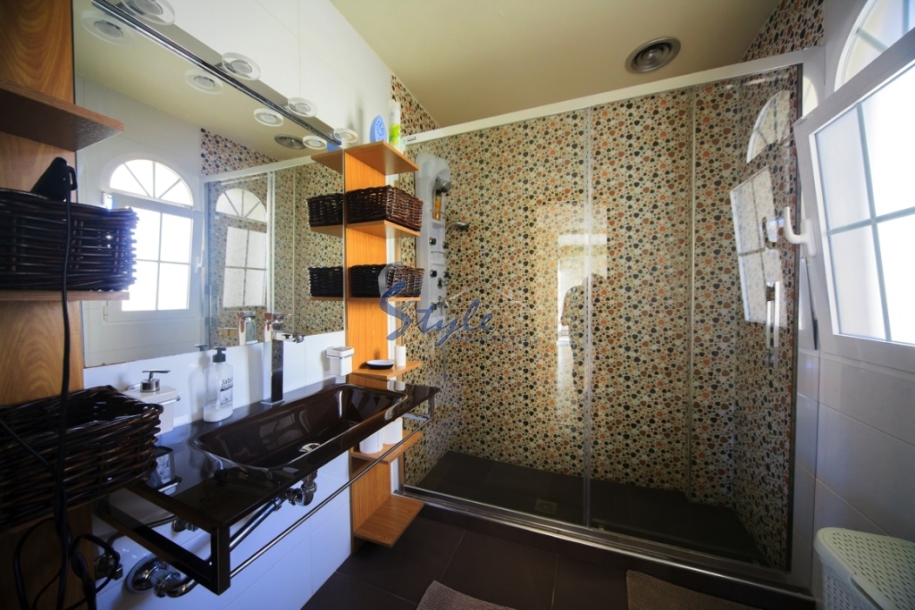 Villa for sale in La Zenia, Costa Blanca - Bathroom