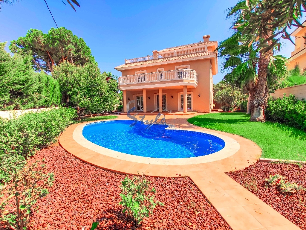 Villa en venta cerca al mar con piscina, Cabo Roig, Orihuela Costa, Alicante, Costa Blanca