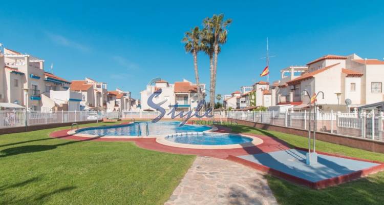Comprar bungalow con piscina y cerca del mar en Playa Flamenca, Orihuela Costa. ID: 4682